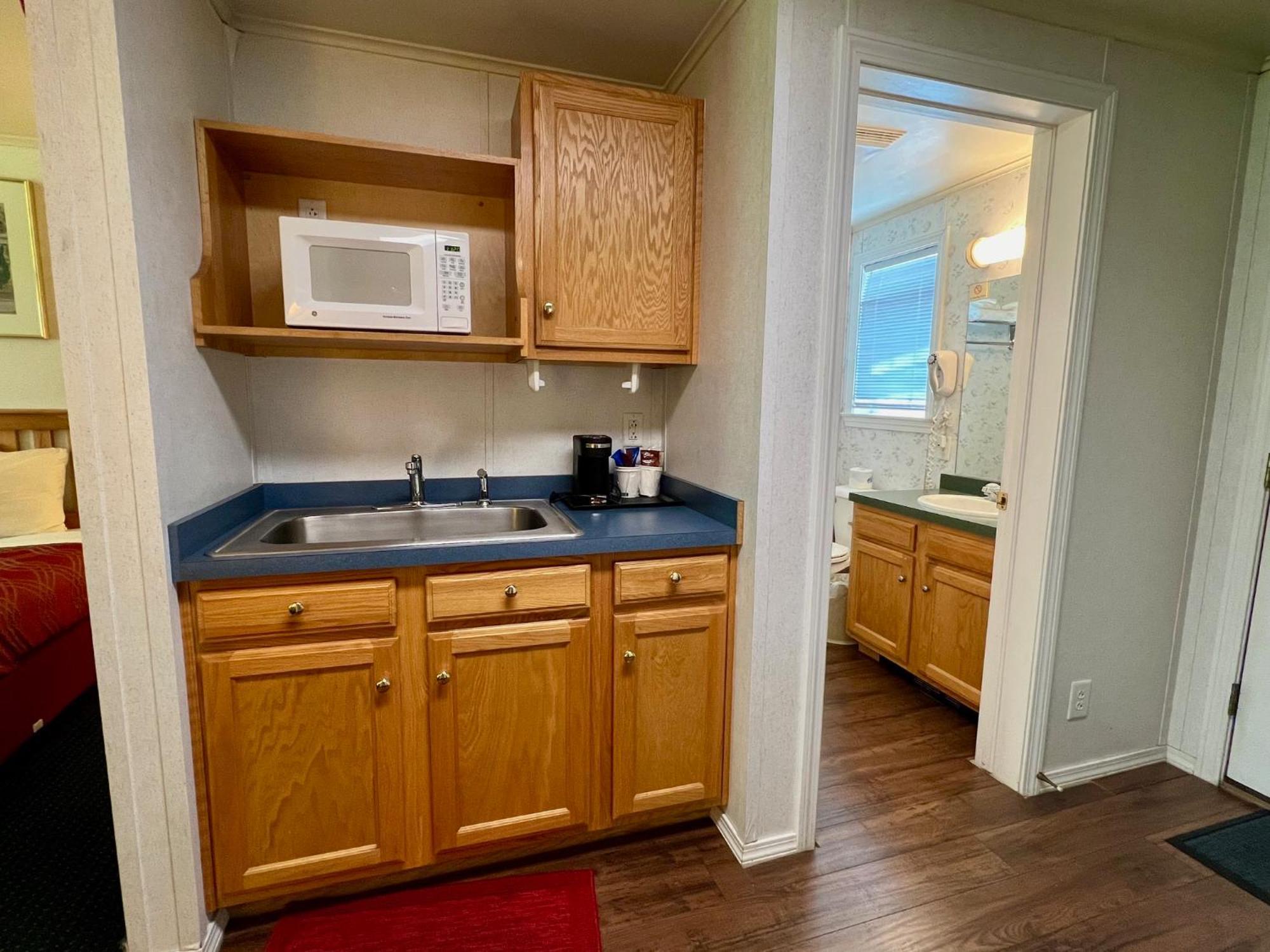 Rodeway Inn & Suites Brunswick Near Hwy 1 Экстерьер фото